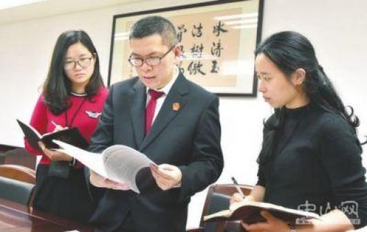 舉槌審案子 妙筆著文章.jpg